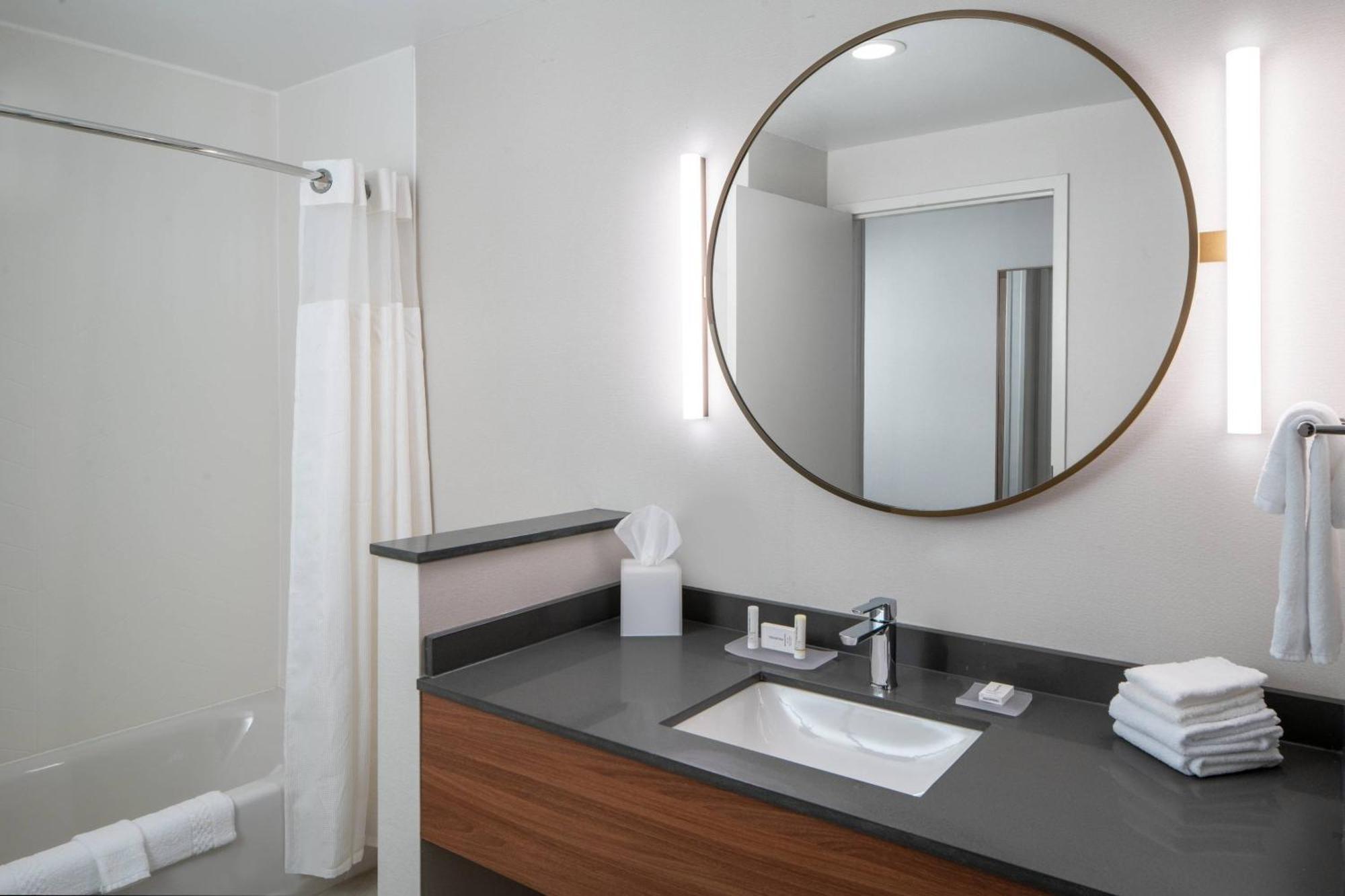 Fairfield By Marriott & Pine Forest Hotel