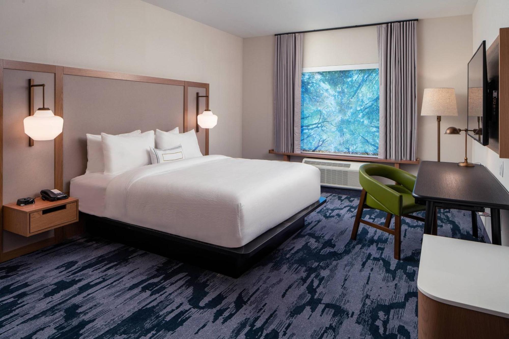 Hotel Fairfield By Marriott & Pine Forest Ferry Pass